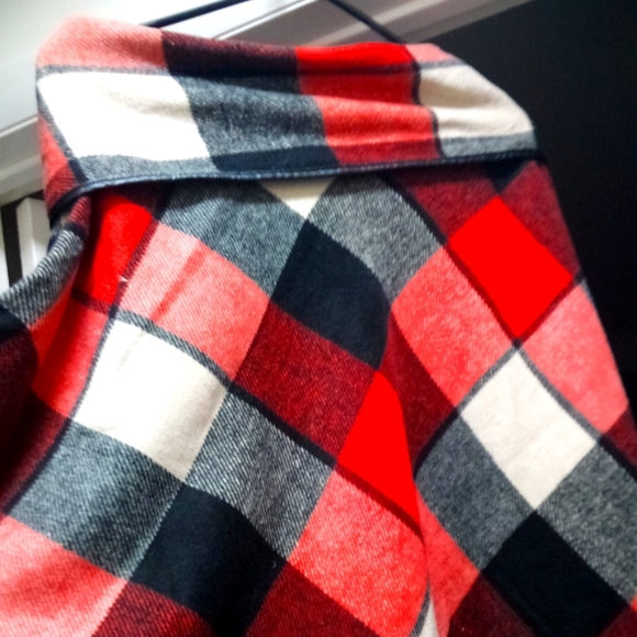 Chic Checkered Shawl - Picture 3 of 3